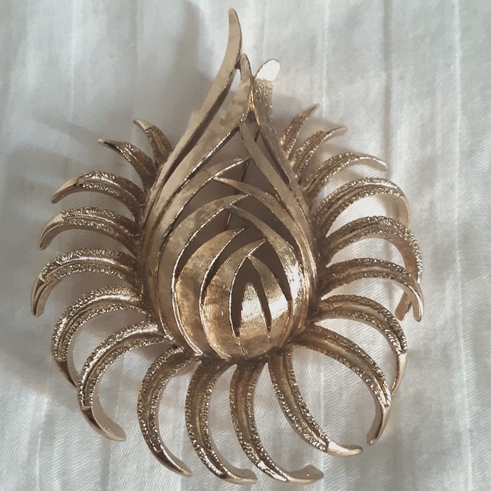 Vintage Monet Large Flower Gold Tone Pin Brooch(read description)